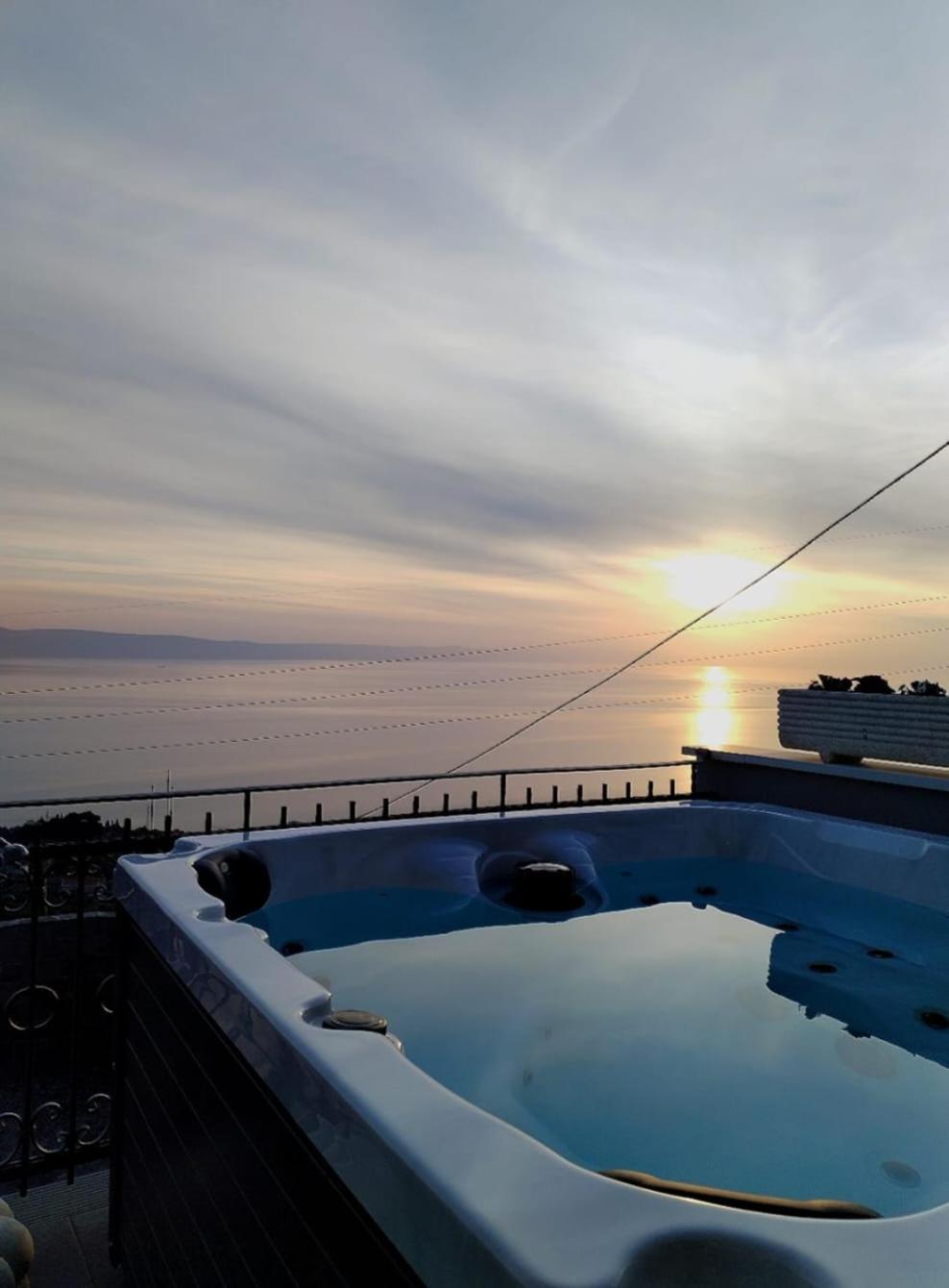 Holliday Home Alida With Jacuzzi Подгора Екстериор снимка